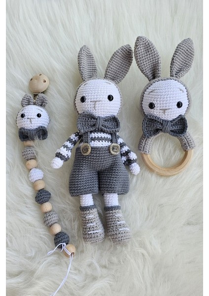 Amigurumi Koyu Gri Tulumlu Uyku Arkadaşı Tavşan ,çıngırak ve Emzik Zinciri Set 1 Adet