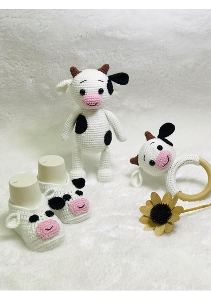 Elite Amigurumi Buzağı Örgü Oyuncak Uyku Arkadaşı Çıngıraklı Diş Kaşıyıcı Bebek Patiği Üçlü Set 1 Adet