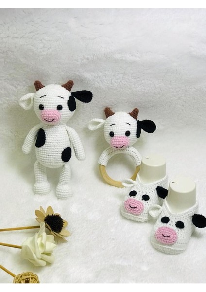 Elite Amigurumi Buzağı Örgü Oyuncak Uyku Arkadaşı Çıngıraklı Diş Kaşıyıcı Bebek Patiği Üçlü Set 1 Adet