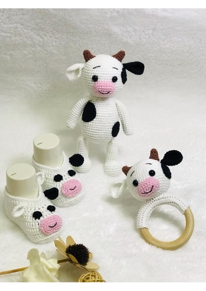 Elite Amigurumi Buzağı Örgü Oyuncak Uyku Arkadaşı Çıngıraklı Diş Kaşıyıcı Bebek Patiği Üçlü Set 1 Adet