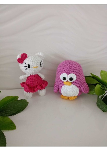 Penguen ve Hellokity Oyuncak El Örgüsüdür 1 Adet