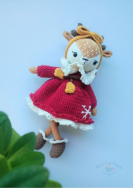 Sevimli Hayvanlar Yeni Yıl Elbiseli Geyik Amigurumi Oyuncak (23 Cm) 1 Adet
