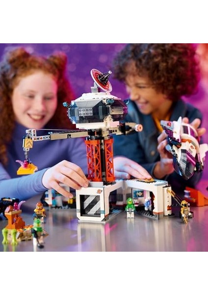 City Uzay Üssü ve Roket Fırlatma Rampası 60434-8 Yaş ve Üstü Kız ve Erkek Çocukları Için Uzay Gemisi, 6 Minifigür, Robot ve 2 Uzaylı Figürü Içeren Oyuncak Seti, Doğum Günü Hediyesi (1422 Parça)