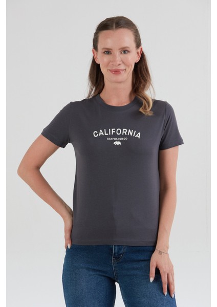 California Kabartma Baskılı Bisiklet Yaka Tişört