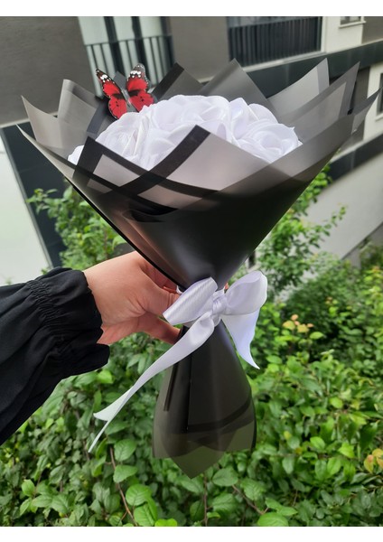 7 Li Solmayan Gül Buketi Beyaz Gül Dışı Siyah fiyatları