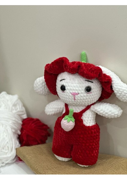 El Yapımı Çilek Detaylı Tavşan – Amigurumi Oyuncak 1 Adet