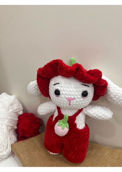 El Yapımı Çilek Detaylı Tavşan – Amigurumi Oyuncak 1 Adet fırsatları