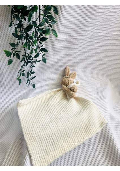 Elite Amigurumi Uyku Arkadaşı El Emeği Krem Battaniyeli Kahverengi Uyuyan Tavşan 1 Adet modelleri