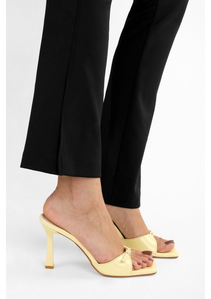 Kadın Vionne Sarı Rugan Kemerli Topuklu Terlik fırsatları