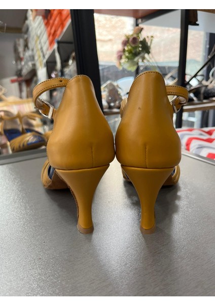 7 Bantlı Yeni Model Salsa Baçata Latin Dansları 6 cm Kadeh Topuklu Dans ve Salon Ayakkabısı Hardal modelleri