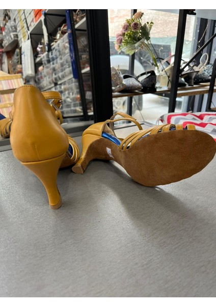 7 Bantlı Yeni Model Salsa Baçata Latin Dansları 6 cm Kadeh Topuklu Dans ve Salon Ayakkabısı Hardal fırsatları