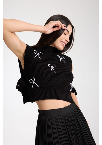 Kurdele Detaylı Triko Crop Süveter