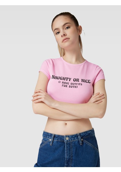 Pembe Bisiklet Yaka Naughty Or Nıce Baskılı Crop T-Shirt modelleri
