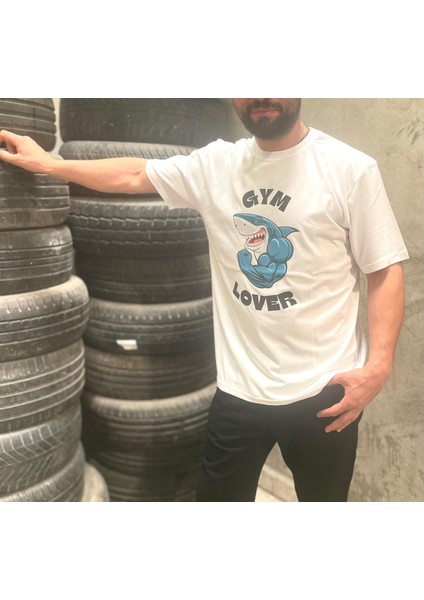 Karakteristik Çokrenkli ve Istenilen Tasarımlar Ile T-Shitler fırsatları