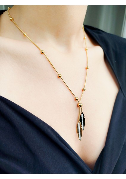 Gold Renkli Yaprak Figürlü Parlak Taşlı Kadın Kolye