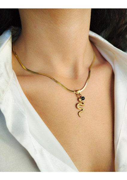 Gold Renkli Yılan Figürlü Yeşil Taş Uçlu Kadın Çelik Kolye – Modern ve Zarif Tasarım