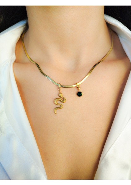 Gold Renkli Yılan Figürlü Yeşil Taş Uçlu Kadın Çelik Kolye – Modern ve Zarif Tasarım