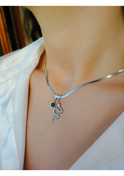 Gümüş Renkli Yılan Figürlü Kadın Çelik Kolye – Yeşil Taş Uçlu Modern ve Şık Tasarım