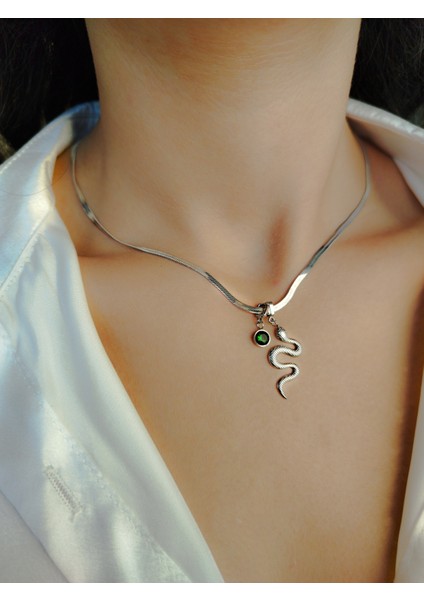 Gümüş Renkli Yılan Figürlü Kadın Çelik Kolye – Yeşil Taş Uçlu Modern ve Şık Tasarım fiyatları