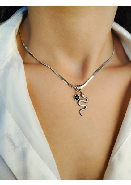 Gümüş Renkli Yılan Figürlü Kadın Çelik Kolye – Yeşil Taş Uçlu Modern ve Şık Tasarım modelleri