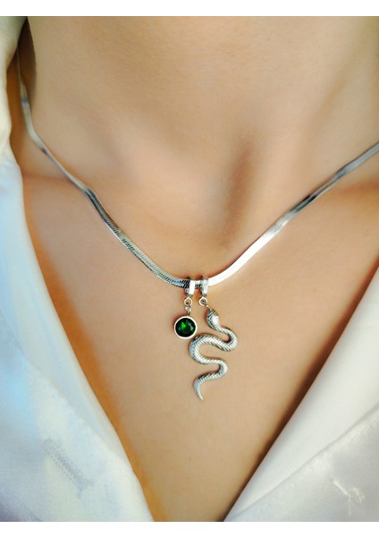 Gümüş Renkli Yılan Figürlü Kadın Çelik Kolye – Yeşil Taş Uçlu Modern ve Şık Tasarım fırsatları