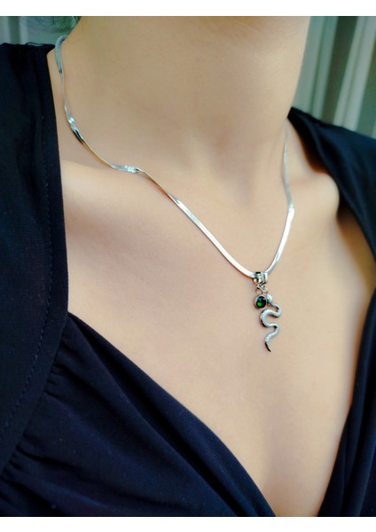 Gümüş Renkli Yılan Figürlü Kadın Çelik Kolye – Yeşil Taş Uçlu Modern ve Şık Tasarım indirimleri