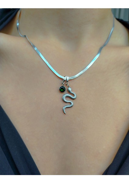 Gümüş Renkli Yılan Figürlü Kadın Çelik Kolye – Yeşil Taş Uçlu Modern ve Şık Tasarım