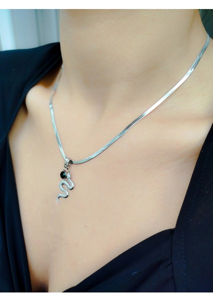 Gümüş Renkli Yılan Figürlü Kadın Çelik Kolye – Yeşil Taş Uçlu Modern ve Şık Tasarım