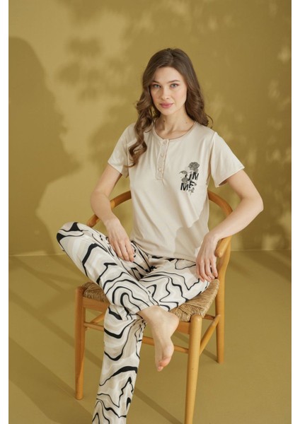 Yazı ve Gül Desenli Yakası Düğmeli Pijama Takımı