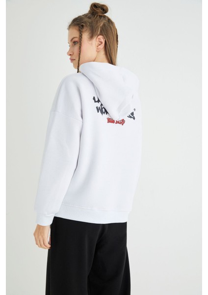 Lisanslı Baskılı Kapüşonlu Kalın Sweatshirt fiyatları