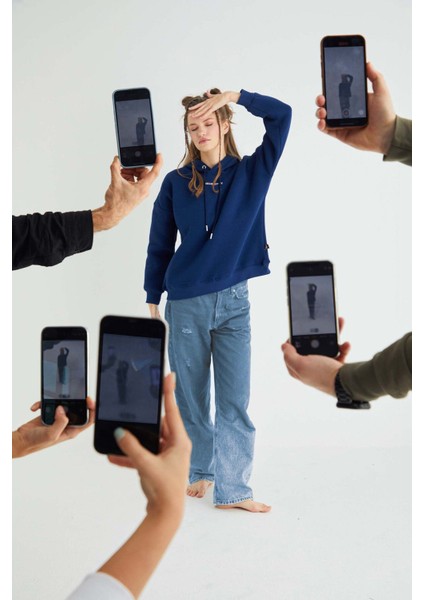 Lisanslı Kapüşonlu Kalın Sweatshirt fiyatları