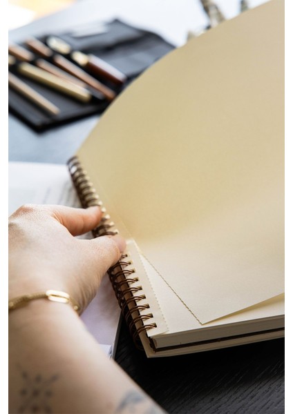 A4 Siyah Kraft Kapak 60 Yaprak 140 Gr. Perforajlı Eskiz Defteri - Sketch Book