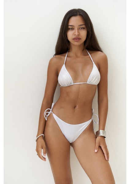Mutia Bağcıklı Parlak Beyaz Bikini Üstü fiyatları