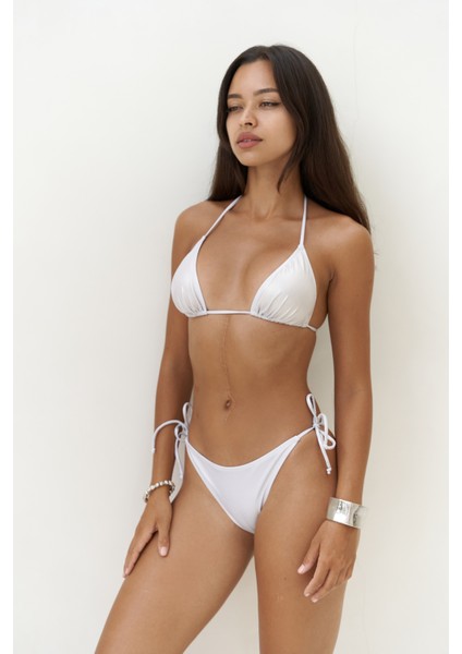 Mutia Bağcıklı Parlak Beyaz Bikini Üstü modelleri