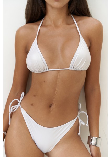 Mutia Bağcıklı Parlak Beyaz Bikini Üstü fırsatları