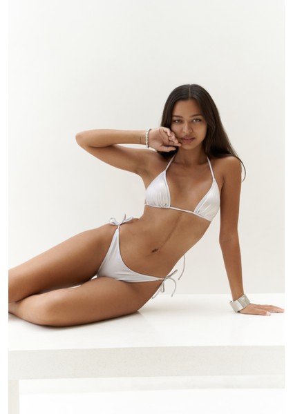 Mutia Bağcıklı Parlak Beyaz Bikini Altı