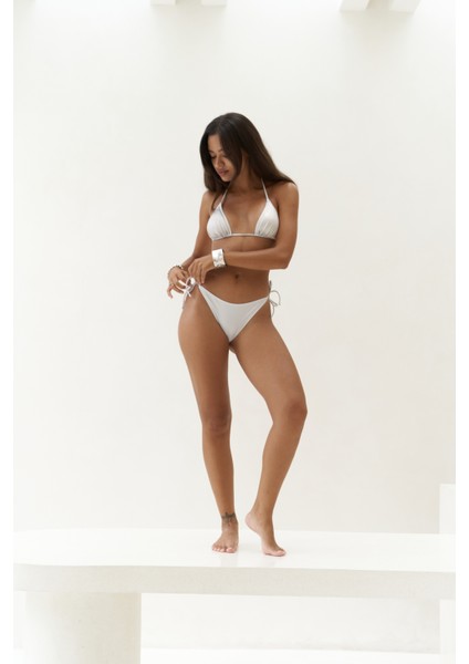 Mutia Bağcıklı Parlak Beyaz Bikini Altı fiyatları