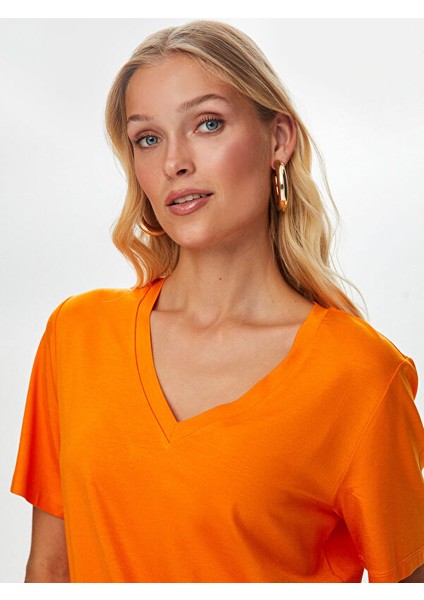 V Yaka Kısa Kol T-Shirt S25TSH001