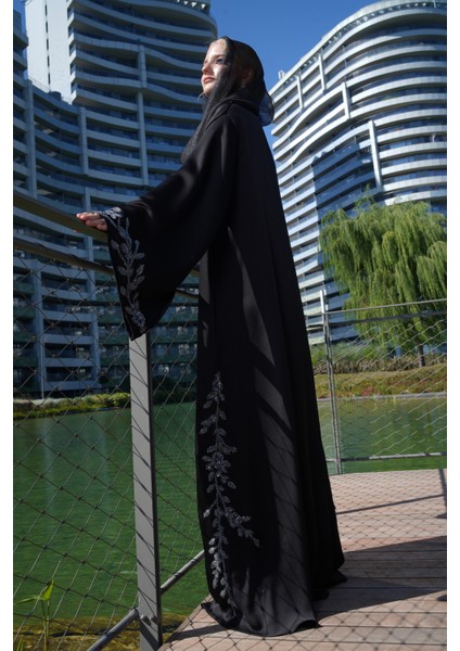 Siyah Lüx Abaya Kristallerle El Yapımı Abaya