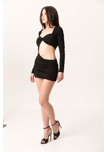 Siyah Göğüs ve Sırt Dekolteli Mini Elbise