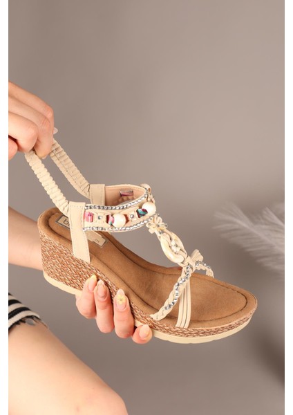 Floral Kelebek ve Çiçek Tokalı Dolgu Topuklu Ayakkabı Bej