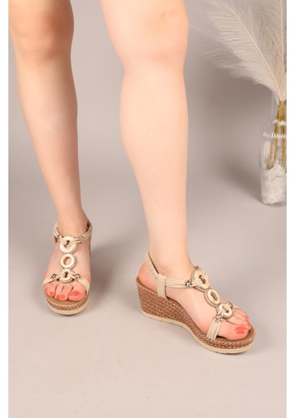 Collet Halka Aksesuarlı Dolgu Topuklu Ayakkabı Bej