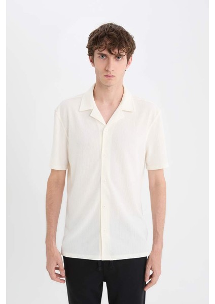 Yeni Sezon Modern Fit Dokulu Penye Kısa Kollu Beyaz Gömlek fırsatları