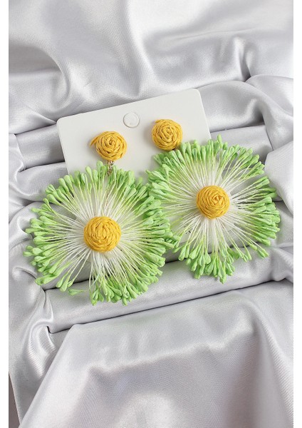 Yeşil Püsküllü Papatya Figürlü Hasır Örgü Model Gold Renk Kadın Küpe