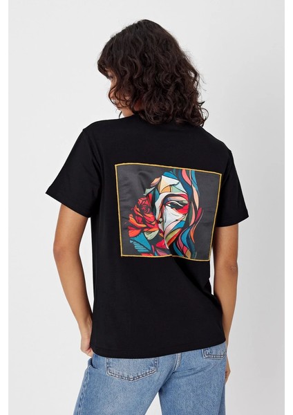 Yapay Zeka Tasarım Sırt Aplike Özel Baskılı %100 Pamuklu Penye Regular Fit T-Shirt (Pikasso2) fiyatları