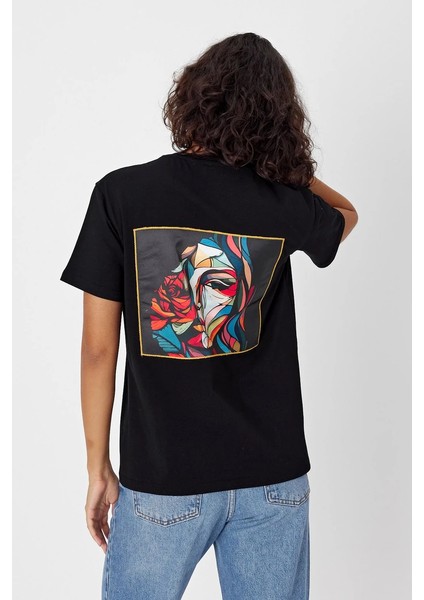 Yapay Zeka Tasarım Sırt Aplike Özel Baskılı %100 Pamuklu Penye Regular Fit T-Shirt (Pikasso2) modelleri