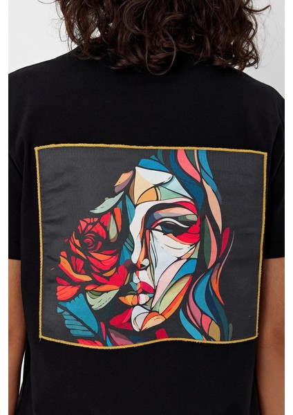 Yapay Zeka Tasarım Sırt Aplike Özel Baskılı %100 Pamuklu Penye Regular Fit T-Shirt (Pikasso2) fırsatları