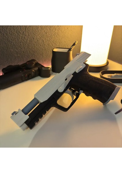 Sg-09 R Resident Evil 4 Hareketli Kapak ve Tetik Çıkarılabilir Şarjör Oyuncak Tabanca Silah