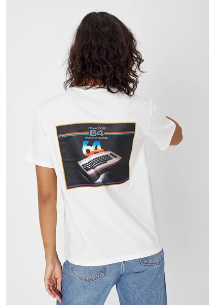 Yapay Zeka Tasarım Sırt Aplike Özel Baskılı %100 Pamuklu Penye Regular Fit T-Shirt (Komodor 64 )