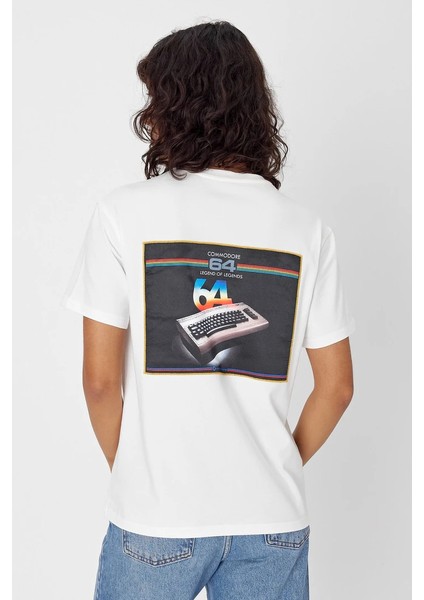 Yapay Zeka Tasarım Sırt Aplike Özel Baskılı %100 Pamuklu Penye Regular Fit T-Shirt (Komodor 64 ) modelleri